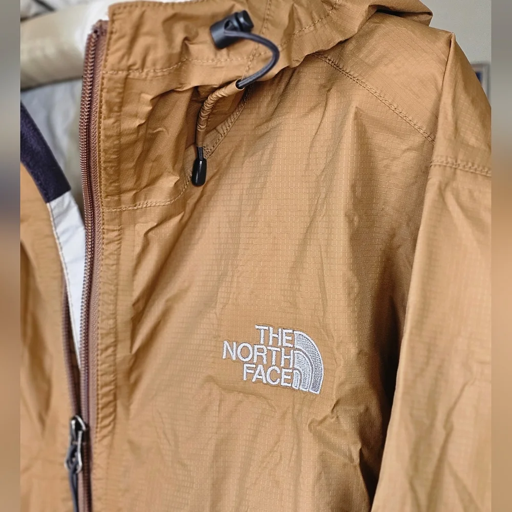 The North Face Mens HyVent 2.5L Waterproof Jacket